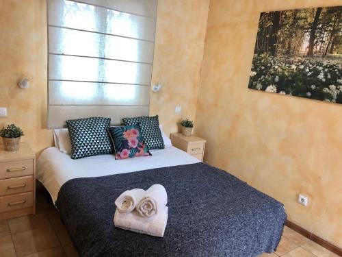 1 dormitorio con 1 cama con 2 toallas en Apartamento Universidad-hospital, en Zaragoza