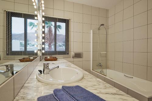 A bathroom at Villa Paradise Beach