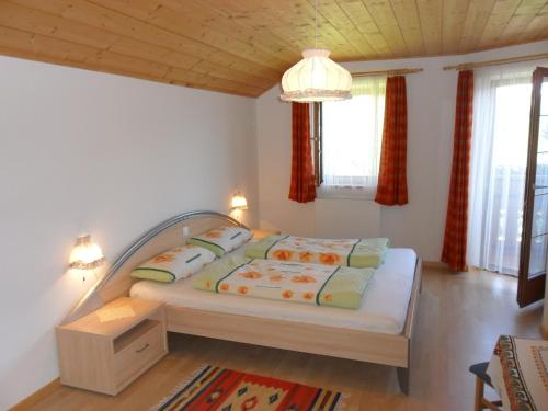 Tempat tidur dalam kamar di Maurerhof Telves