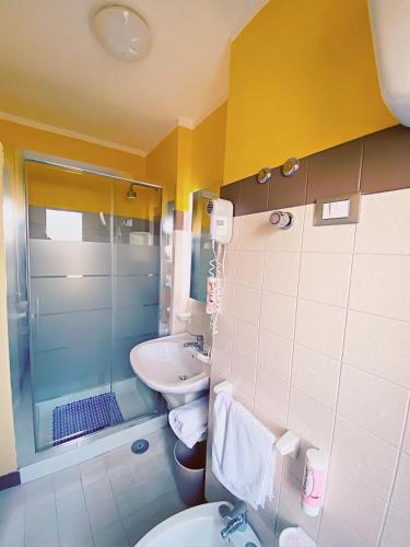 a bathroom with a sink and a toilet and a shower at Residence Hotel Felix in Ricadi