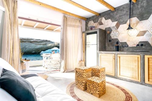 ein Wohnzimmer mit Meerblick in der Unterkunft AQUA HOUSE in Pachaina