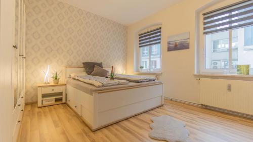 een slaapkamer met een bed en een raam bij *Central_50m2_Kitchen_Washer_Netflix_Parking in Cottbus