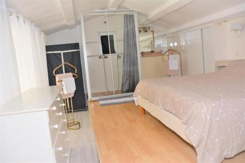 une chambre avec un lit et une commode dans l'établissement Villa 2P VLB, à Villeneuve-Loubet