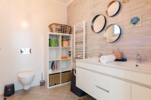 een badkamer met een wastafel en spiegels aan de muur bij Sky Terrace - Sea Views & BBQ by Silver Prop in Nazaré