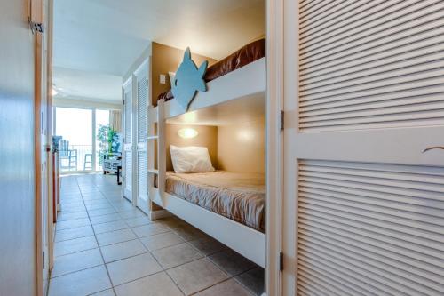 Кровать или кровати в номере Boardwalk Beach Resort #806 by Book That Condo