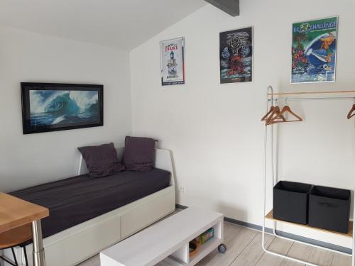 a small room with a bed and a table at VILLA SEA AND SURF in Soorts-Hossegor