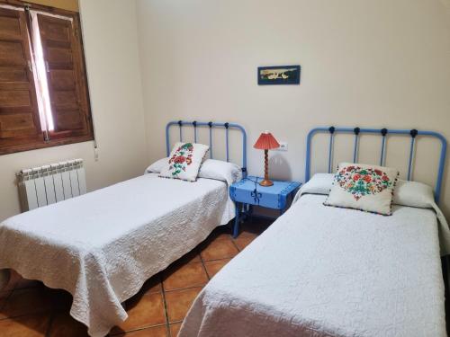 Krevet ili kreveti u jedinici u objektu 3 bedrooms villa with private pool enclosed garden and wifi at Pajares de la Lampreana