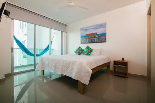 a bedroom with a bed and a window at Magico Apartamento Frente al Mar 3 Habitaciones AR33 in Coveñas