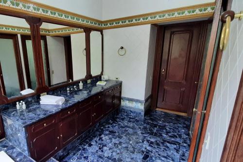 a bathroom with a sink and a large mirror at Canto das Águas Atibaia in Atibaia
