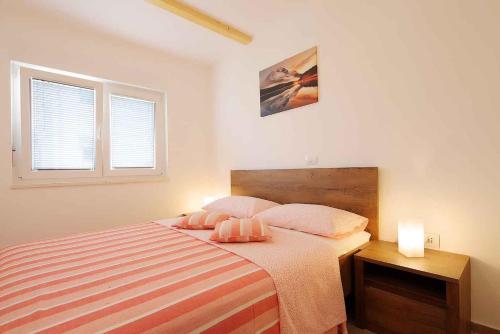 sypialnia z łóżkiem i dwiema poduszkami w obiekcie Apartment in Silo - Insel Krk 39710 w mieście Šilo