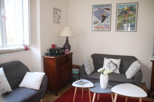 un salon avec deux canapés et une table dans l'établissement Appartement T4 - Centre de Luchon - 6 pers - Ski - Randonnée - Cure, à Luchon