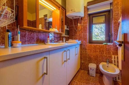 Um banheiro em Apartment in Novi Vinodolski 39137