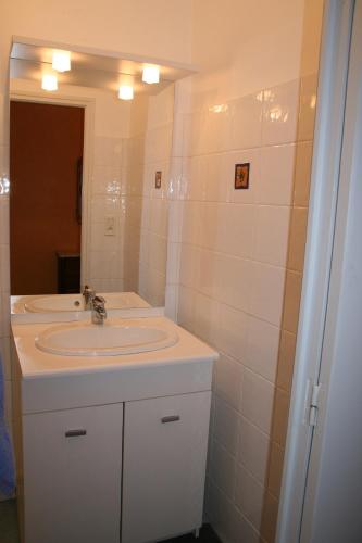 une salle de bain avec un lavabo et un miroir dans l'établissement Appartement T4 - Centre de Luchon - 6 pers - Ski - Randonnée - Cure, à Luchon