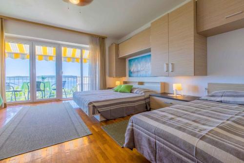 Postel nebo postele na pokoji v ubytování Apartments in Crikvenica 39516