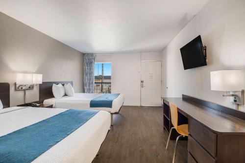 Postel nebo postele na pokoji v ubytování Motel 6-Tucson, AZ-Downtown