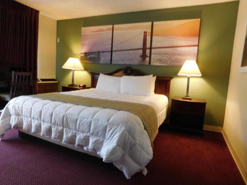 En eller flere senge i et værelse på Days Inn by Wyndham Novato/San Francisco