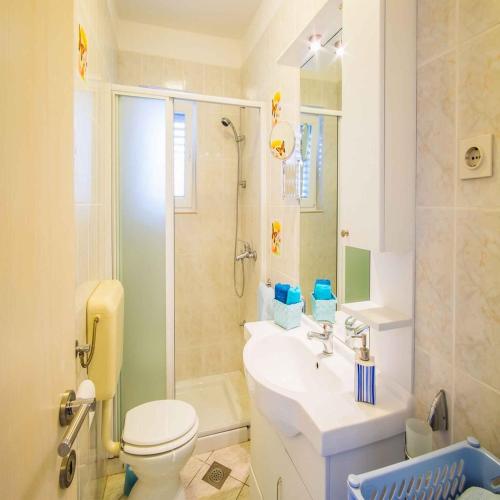 Phòng tắm tại Apartments in Vrbnik/Insel Krk 13598