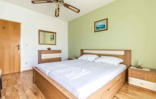 1 dormitorio con 1 cama grande y ventilador de techo en Apartment in Porec/Istrien 38611, en Poreč