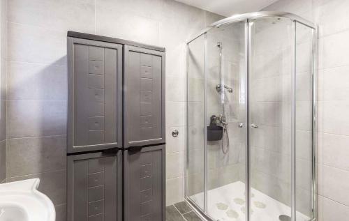 y baño con ducha y lavamanos. en Apartment in Porec/Istrien 38611, en Poreč