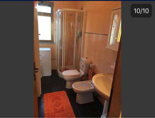 e bagno con servizi igienici, lavandino e doccia. di Apartment in Noto 38244 a Noto