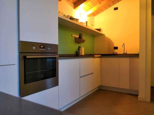eine Küche mit weißen Schränken und einem Backofen in der Unterkunft Holiday home in Bellagio/Comer See 38248 in Bellagio