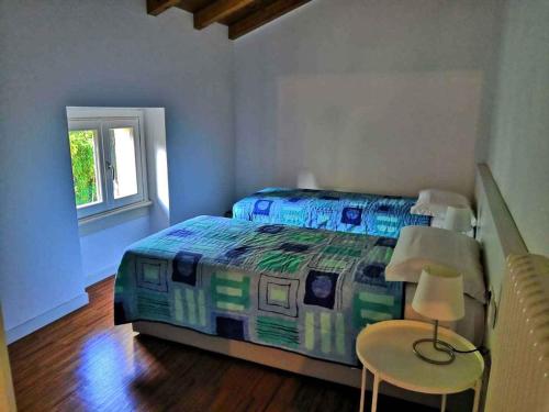 1 Schlafzimmer mit einem Bett, 2 Stühlen und einem Fenster in der Unterkunft Holiday home in Bellagio/Comer See 38248 in Bellagio