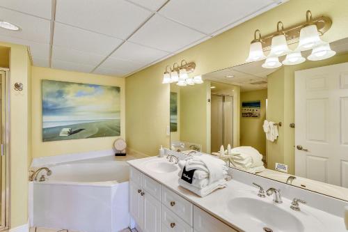 Vannituba majutusasutuses Emerald Beach #636 by Book That Condo