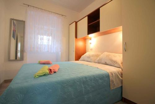 Apartment in Porec/Istrien 36967 في بوريتش: غرفة نوم عليها سرير وفوط