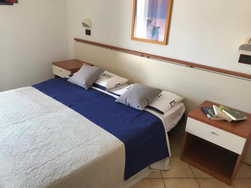 ビビオーネにあるApartments in Bibione 36154の青い毛布が掛けられた大きなベッドのある寝室