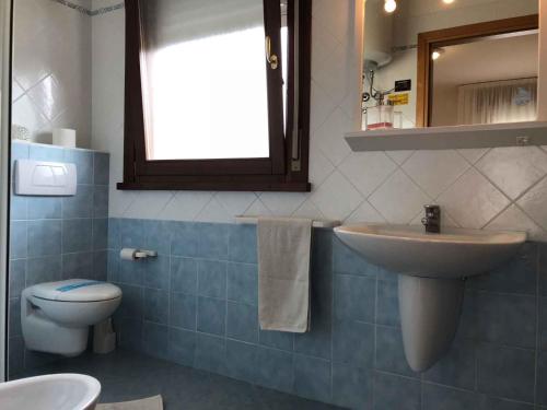 ビビオーネにあるApartments in Bibione 36154の洗面台とトイレ付きのバスルーム