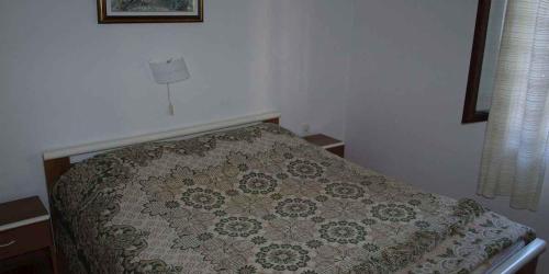 ヴェリ・ロシニュにあるApartment in Veli Losinj 36509の毛布付きのベッドルームのベッド1台