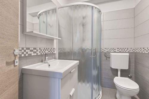 y baño con aseo, lavabo y ducha. en Apartment in Premantura/Istrien 33043, en Premantura