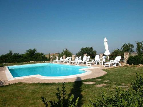 A piscina localizada em Holiday home in Montalcino/Toskana 24097 ou nos arredores