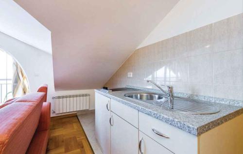 een keuken met een wastafel en een bank bij Apartment in Senj 17249 in Senj