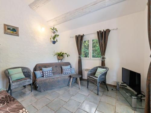 salon z kanapą, krzesłami i telewizorem w obiekcie Modern holiday home with private pool w mieście Lambesc