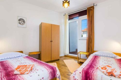 Postel nebo postele na pokoji v ubytování Apartments in Novi Vinodolski 15234