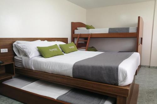 Una cama o camas en una habitación de Ayenda 1069 Alfay