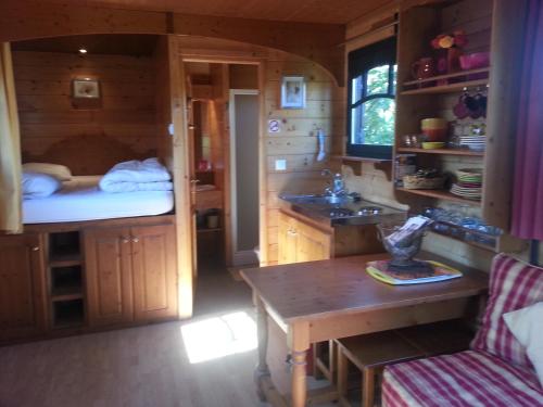 Una cocina o zona de cocina en Gites de la Ferme de l'Eglise