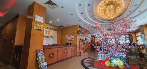 a store with pink flowers on display in a mall at Hoang Yen Hotel in Thuan An