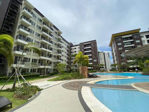 een appartementencomplex met een zwembad en gebouwen bij Avida Atria Khalexa's Place Iloilo in Iloilo City