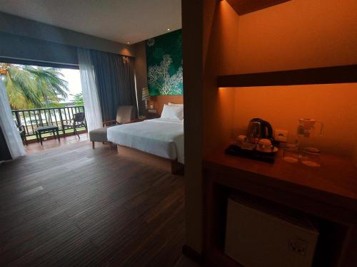 Postel nebo postele na pokoji v ubytování Manado Tateli Resort and Convention
