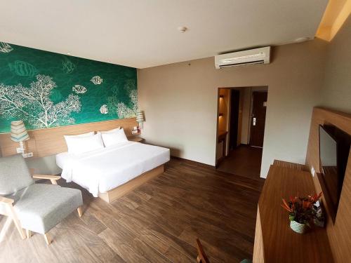 Postel nebo postele na pokoji v ubytování Manado Tateli Resort and Convention