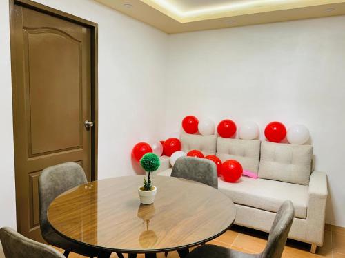 Ruang duduk di Cozy and Elegant 2-Bedroom Condo with Pool