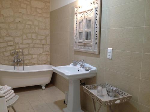 A bathroom at La Grange Champenoise