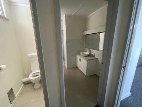 a bathroom with a toilet and a sink at Parkside Inn Motel in Melbourne