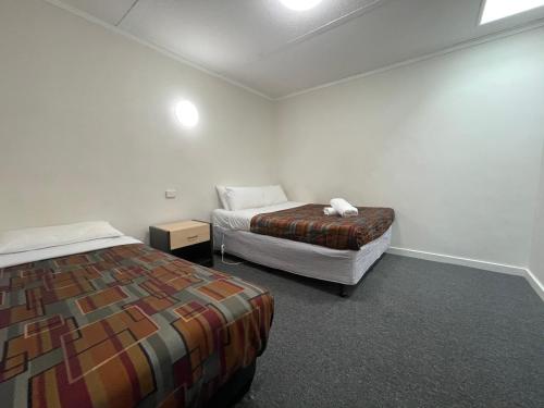 Tempat tidur dalam kamar di Parkside Inn Motel