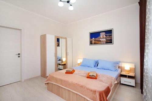 1 dormitorio con 1 cama grande con almohadas azules en ЖК Радужный берег, апартаменты рядом с аэропортом РБ328, en Turksib
