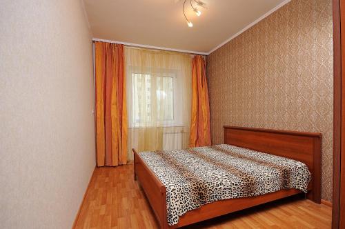 オムスクにあるOmskSutki Apartments on Volchovstroya st.の窓付きの部屋にベッド付きのベッドルーム1室があります。