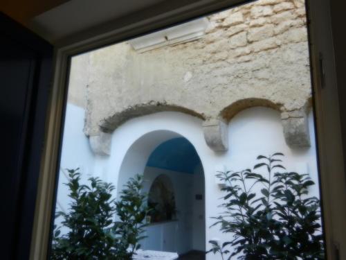 una ventana con vistas a un edificio con arco en My suite Sorrento, en Sorrento