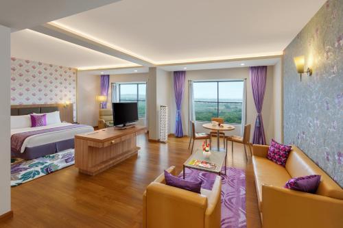Habitación de hotel con cama y sofá en Welcomhotel by ITC Hotels, GST Road, Chennai en Singapperumālkovil